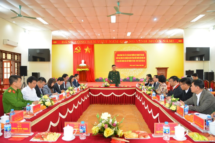 Thiếu tướng Đào Văn Nhận kiểm tra công tác bầu cử tại hai xã Vật Lại, Yên Bài