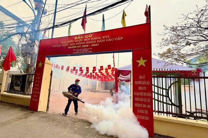 Xã Tây Phương phun khử khuẩn 35 điểm bầu cử, chủ động phòng ngừa dịch bệnh