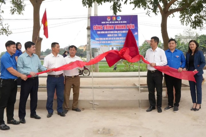 Đoàn Thanh niên xã Hạ Bằng khánh thành sân chơi thiếu nhi