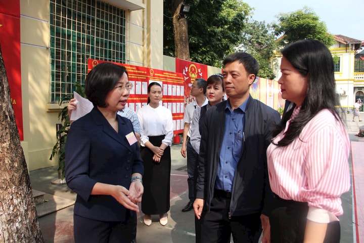 Chủ tịch Ủy ban MTTQ Việt Nam thành phố Hà Nội Bùi Huyền Mai kiểm tra công tác bầu cử