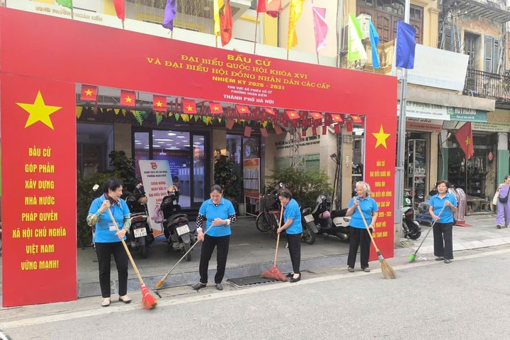 Phường Hoàn Kiếm ra quân tổng vệ sinh môi trường phục vụ bầu cử