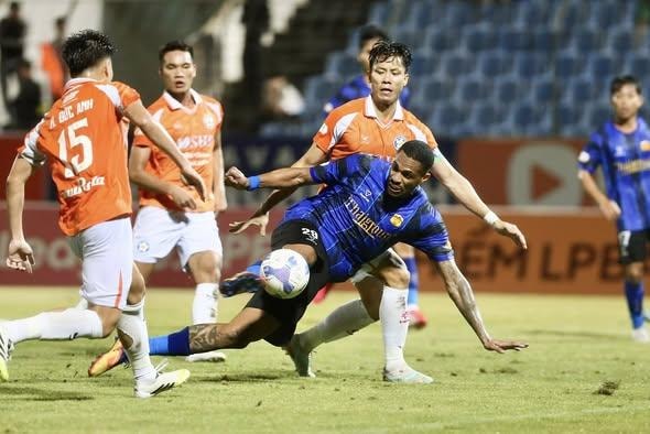 Vũ Văn Sơn lập siêu phẩm phút 90+6 giúp Đà Nẵng giành 1 điểm trước HAGL