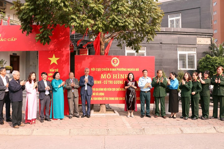 Cựu chiến binh phường Nghĩa Đô tích cực tuyên truyền bầu cử