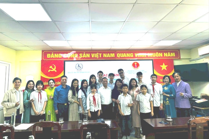 Dạy nghề làm hoa vải cho học sinh khiếm thính: Mở cánh cửa tự lập từ đôi tay khéo léo