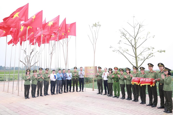 Công an thành phố Hà Nội bàn giao công trình dân vận tại xã Minh Châu