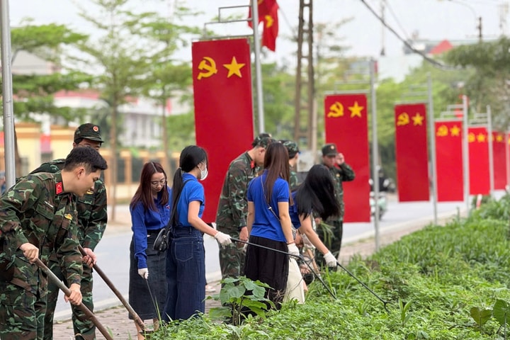 Tuổi trẻ Bát Tràng chung tay làm đẹp môi trường, chào mừng ngày bầu cử