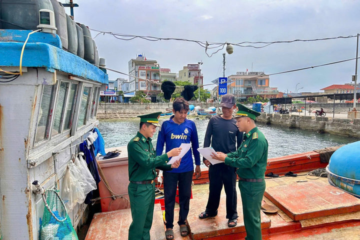 Tạm gác chuyến biển để kịp ngày hội toàn dân