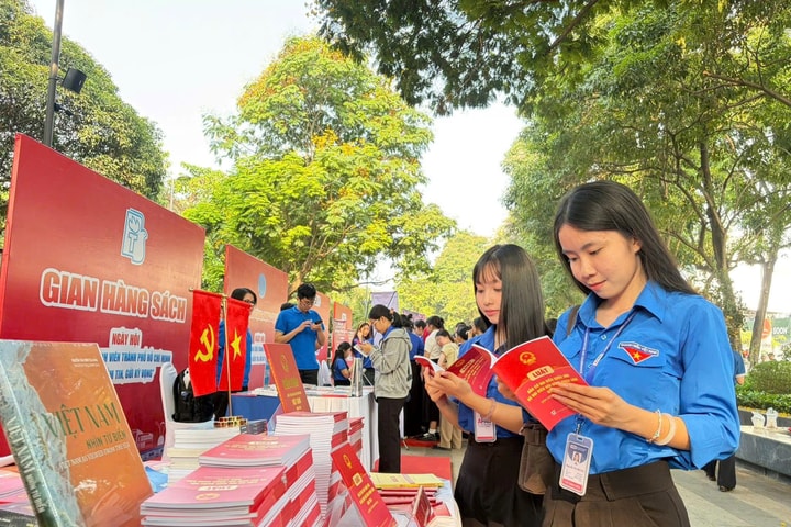 Trưng bày, giới thiệu sách về Quốc hội, pháp luật và bầu cử