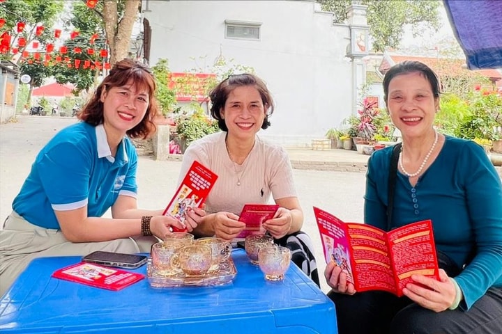 Cử tri phường Phú Thượng háo hức chờ đến giờ đi bỏ phiếu