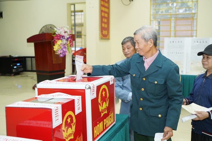 Cử tri xã Chuyên Mỹ hăng hái đi bầu cử đại biểu Quốc hội khóa XVI và đại biểu HĐND các cấp