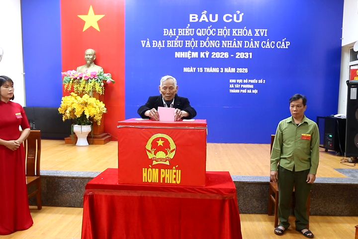 Cử tri 70 tuổi Đảng cùng nhân dân xã Tây Phương phấn khởi trong ngày hội bầu cử
