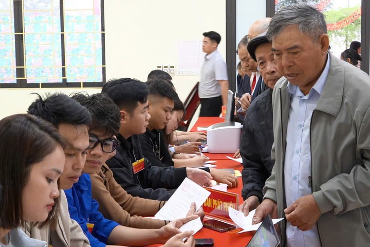 Cử tri Mê Linh hân hoan đi bầu cử, kỳ vọng vào các đại biểu có đức, có tài