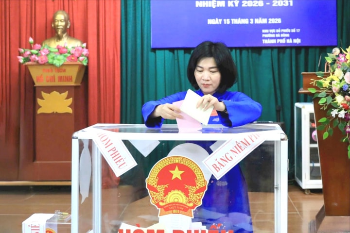 Chủ tịch HĐND thành phố Phùng Thị Hồng Hà bỏ phiếu bầu cử tại phường Hà Đông