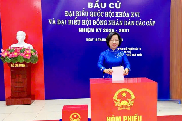 Đồng chí Bùi Huyền Mai động viên cử tri phường Tây Hồ