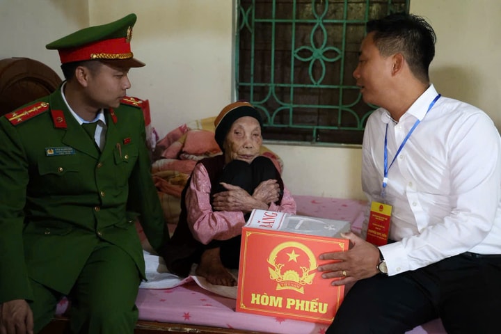 Niềm vui bỏ phiếu của cụ bà tròn 100 tuổi ở Minh Châu