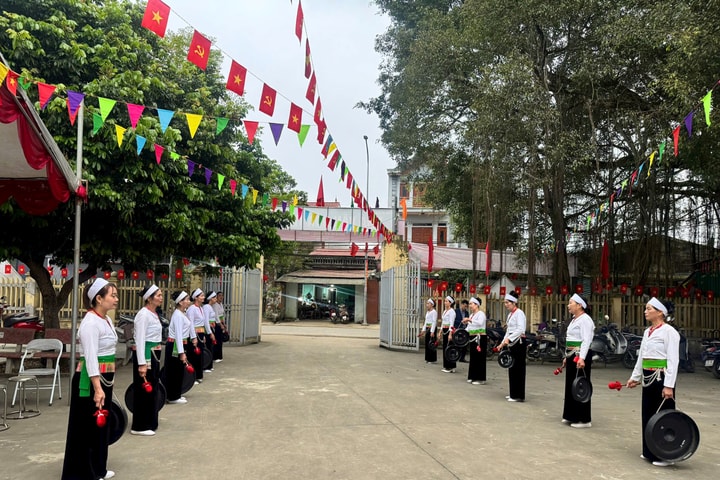 Yên Xuân trình tấu cồng chiêng trong ngày bầu cử