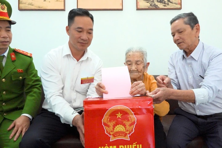 Xã Yên Xuân: Cụ bà 102 tuổi, là vợ liệt sĩ, rất tự hào khi được bỏ phiếu