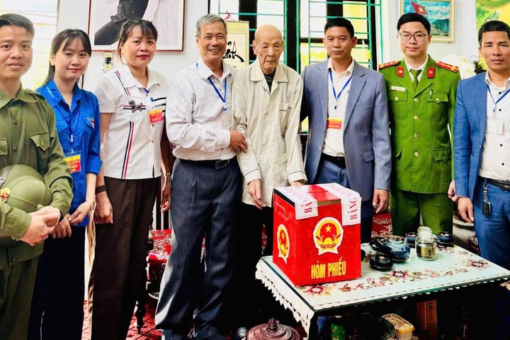 Xã Phú Cát: Cử tri 113 tuổi tự tay bỏ lá phiếu bầu cử