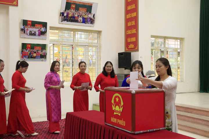 Phụ nữ xã Thượng Phúc rạng rỡ mặc áo dài đi bầu cử
