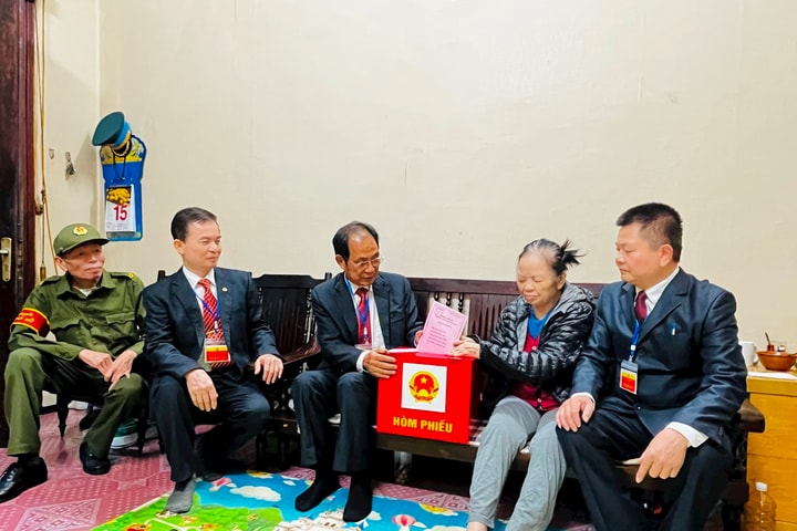 Phường Phương Liệt: Xúc động câu chuyện về những cử tri đặc biệt