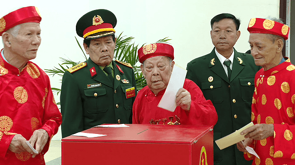 Cử tri cao tuổi phường Định Công gửi trọn niềm tin vào lá phiếu