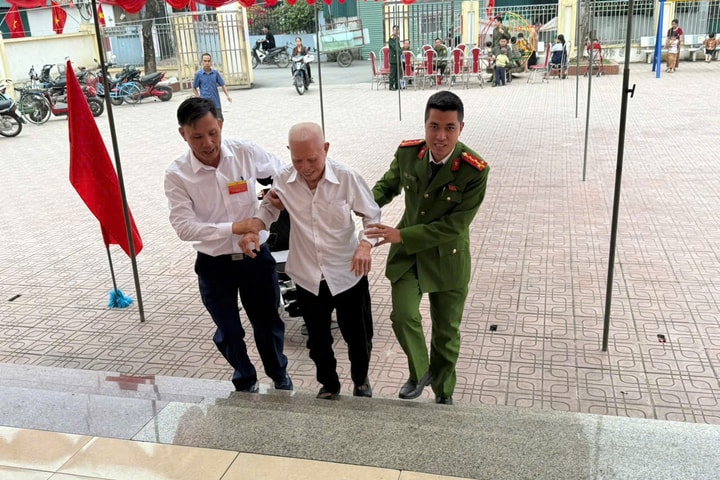Nỗ lực thầm lặng của các lực lượng hỗ trợ để ngày bầu cử an toàn, thành công