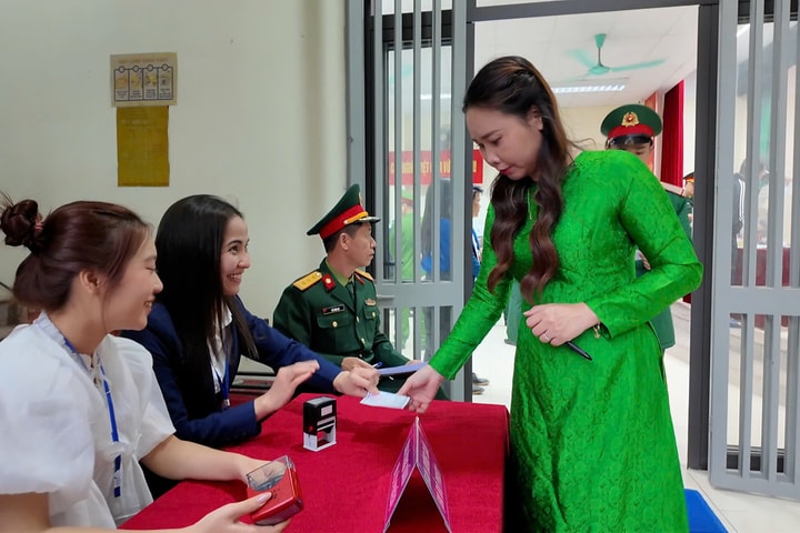 Lá phiếu của niềm tin gửi gắm vào sự phát triển bền vững của đất nước