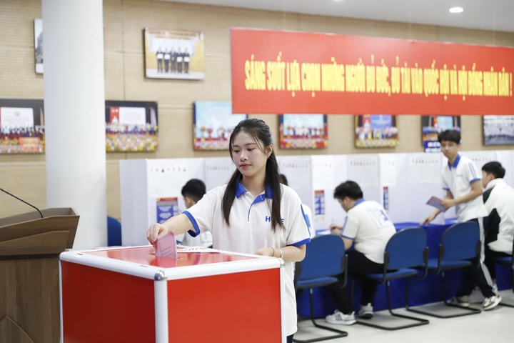 Cử tri phường Bạch Mai náo nức thực hiện quyền công dân trong ngày hội lớn