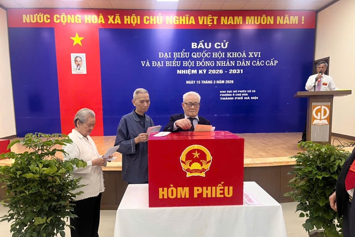 Người cao tuổi phường Ô Chợ Dừa gửi gắm niềm tin qua từng lá phiếu