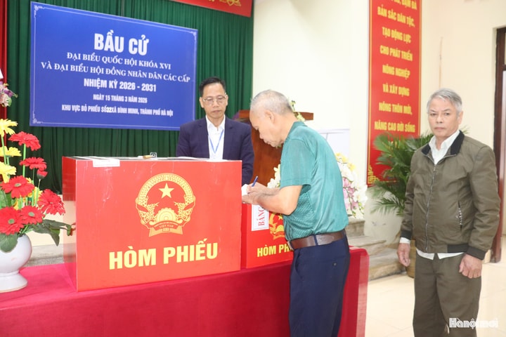 Cử tri xã Bình Minh nô nức thực hiện quyền công dân trong ngày bầu cử