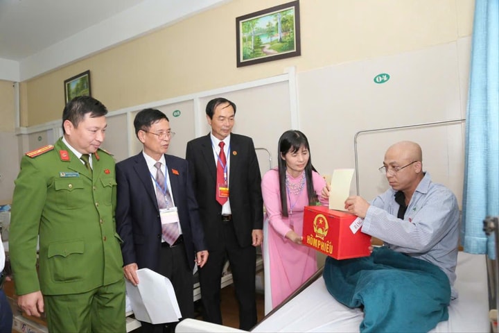 Phường Việt Hưng: Mang hòm phiếu phụ vào bệnh viện, bảo đảm quyền bầu cử của cử tri