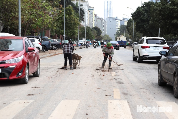 Hà Nội: Yêu cầu siết chặt vận chuyển đất sau phản ánh bùn đất rơi vãi, gây mất an toàn giao thông