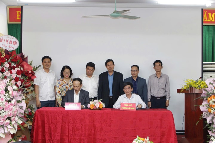 Bệnh viện Y học cổ truyền Hà Đông ký kết hỗ trợ chuyên môn với Trạm Y tế phường Hà Đông