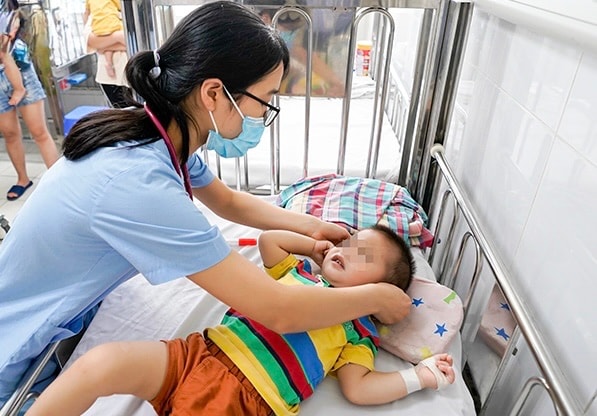 Tay chân miệng “vào mùa”, cảnh báo số trẻ nhập viện tăng mạnh