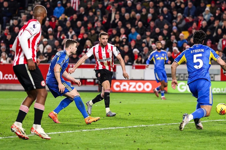 "Ngựa ô" Ngoại hạng Anh: Brentford vươn lên đua vé dự cúp châu Âu