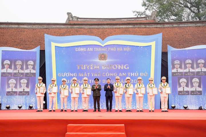 Công an thành phố Hà Nội tuyên dương 10 gương mặt trẻ xuất sắc tiêu biểu