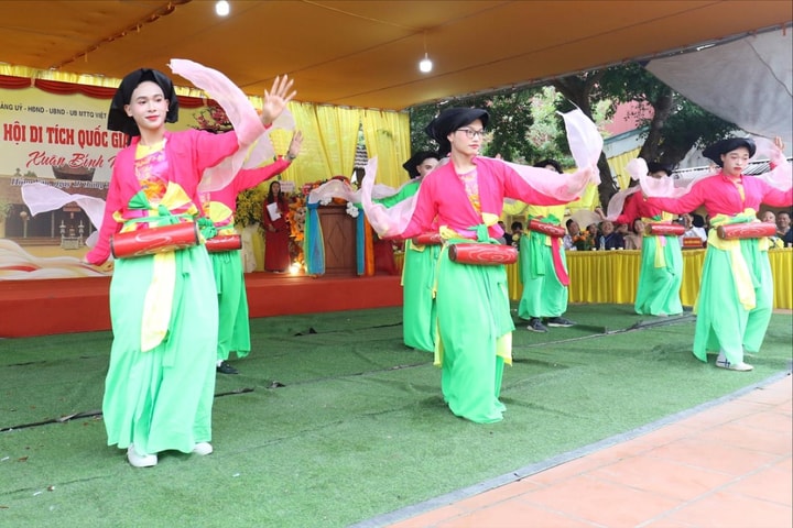 Trai làng diễn điệu múa Bồng dâng Mẫu trong lễ khai hội đền Đại Lộ - đền Dầm