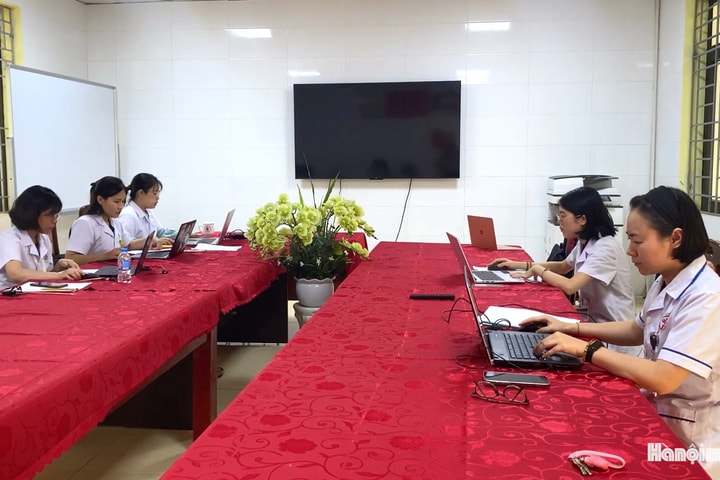 Xã Vĩnh Thanh đẩy mạnh làm sạch dữ liệu hồ sơ sức khỏe người dân
