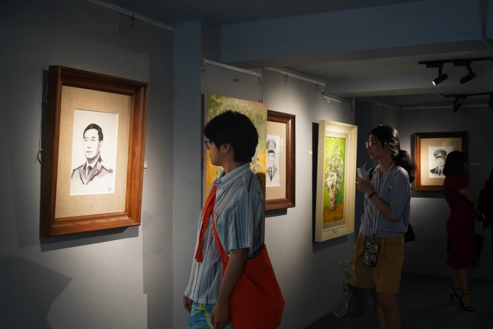 Thưởng lãm các tác phẩm mỹ thuật chủ đề “Việt Nam – Kỷ nguyên vươn mình” và “Hà Nội trong mắt ai”