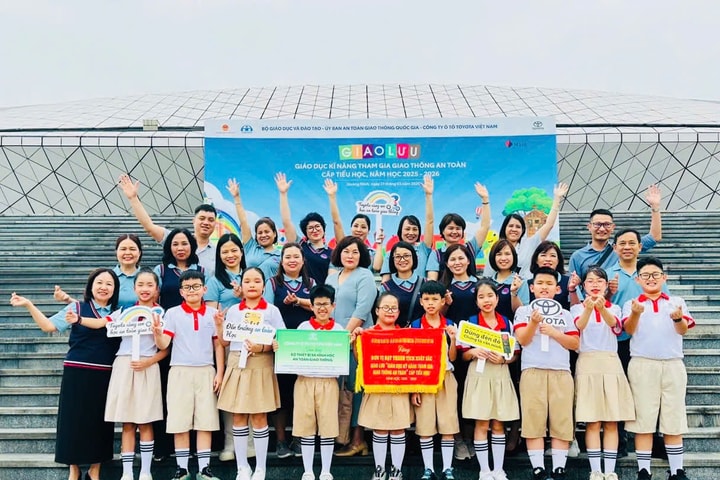 Học sinh Trường Tiểu học Phương Mai lan tỏa thông điệp an toàn giao thông