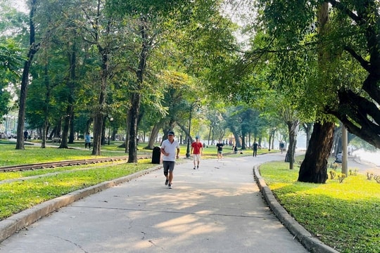 Hà Nội sáng có mưa rải rác, trưa hửng nắng
