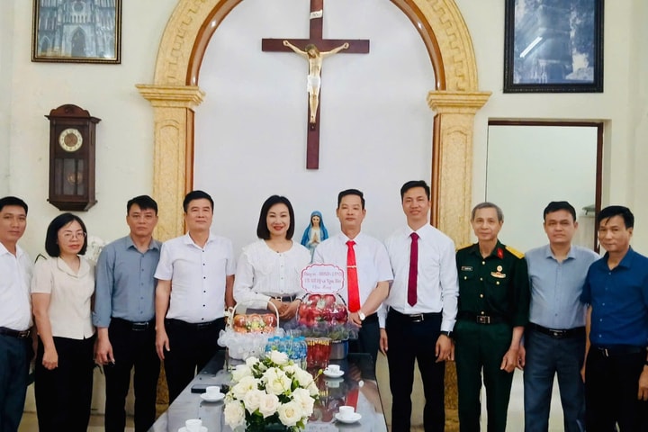 Lãnh đạo xã Ngọc Hồi thăm, chúc mừng Lễ Quan thầy Giáo họ Ngọc Hồi