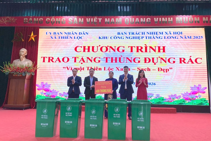 Công ty TNHH Khu công nghiệp Thăng Long trao 400 thùng rác cho xã Thiên Lộc