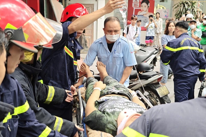 Hà Nội: Nhanh chóng cứu nạn nam thanh niên kẹt trong thang máy
