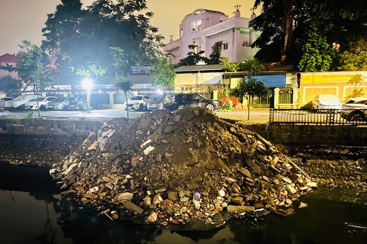 Phường Kim Liên thông tin chính thức về phản ánh “đổ trộm rác thải xây dựng xuống sông Lừ”