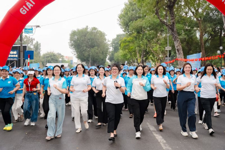 Hơn 1.000 đại biểu tham dự Giải Đi bộ Phụ nữ Thủ đô khỏe đẹp lần thứ III