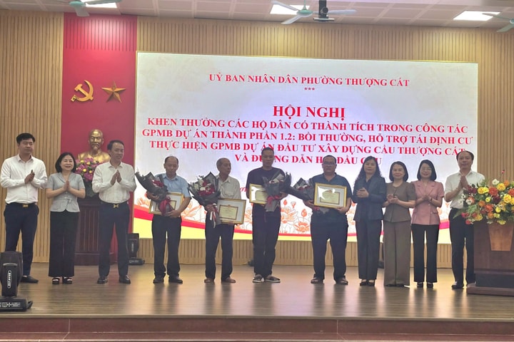 Khen thưởng 5 hộ gia đình tiêu biểu bàn giao mặt bằng dự án cầu Thượng Cát