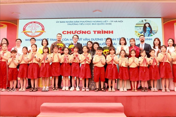 Thần đồng âm nhạc Romania và họa sĩ Văn Dương Thành truyền cảm hứng nghệ thuật cho học sinh Thủ đô