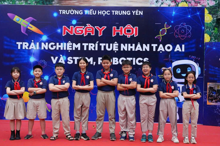 Phường Yên Hòa: Học sinh Tiểu học Trung Yên hào hứng trải nghiệm AI, STEM và Robotics