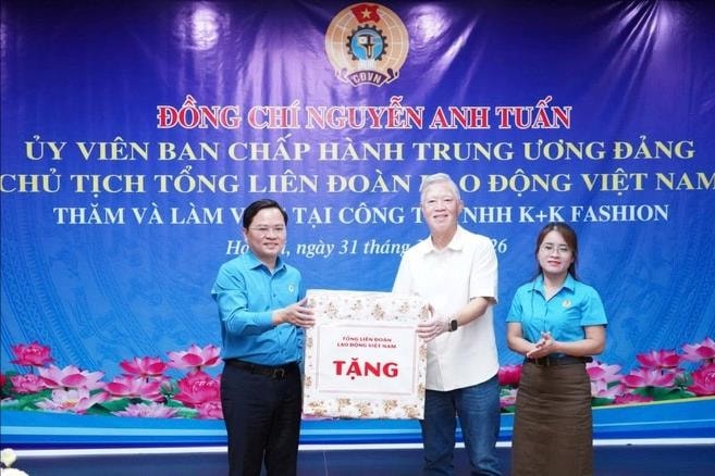 Tổng Liên đoàn Lao động Việt Nam trao 30 suất quà tặng công nhân có hoàn cảnh khó khăn